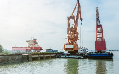 Применение гусеничных кранов в портах и морской логистике