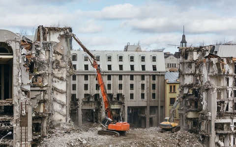 Использование гусеничного крана для демонтажа (сноса) здания