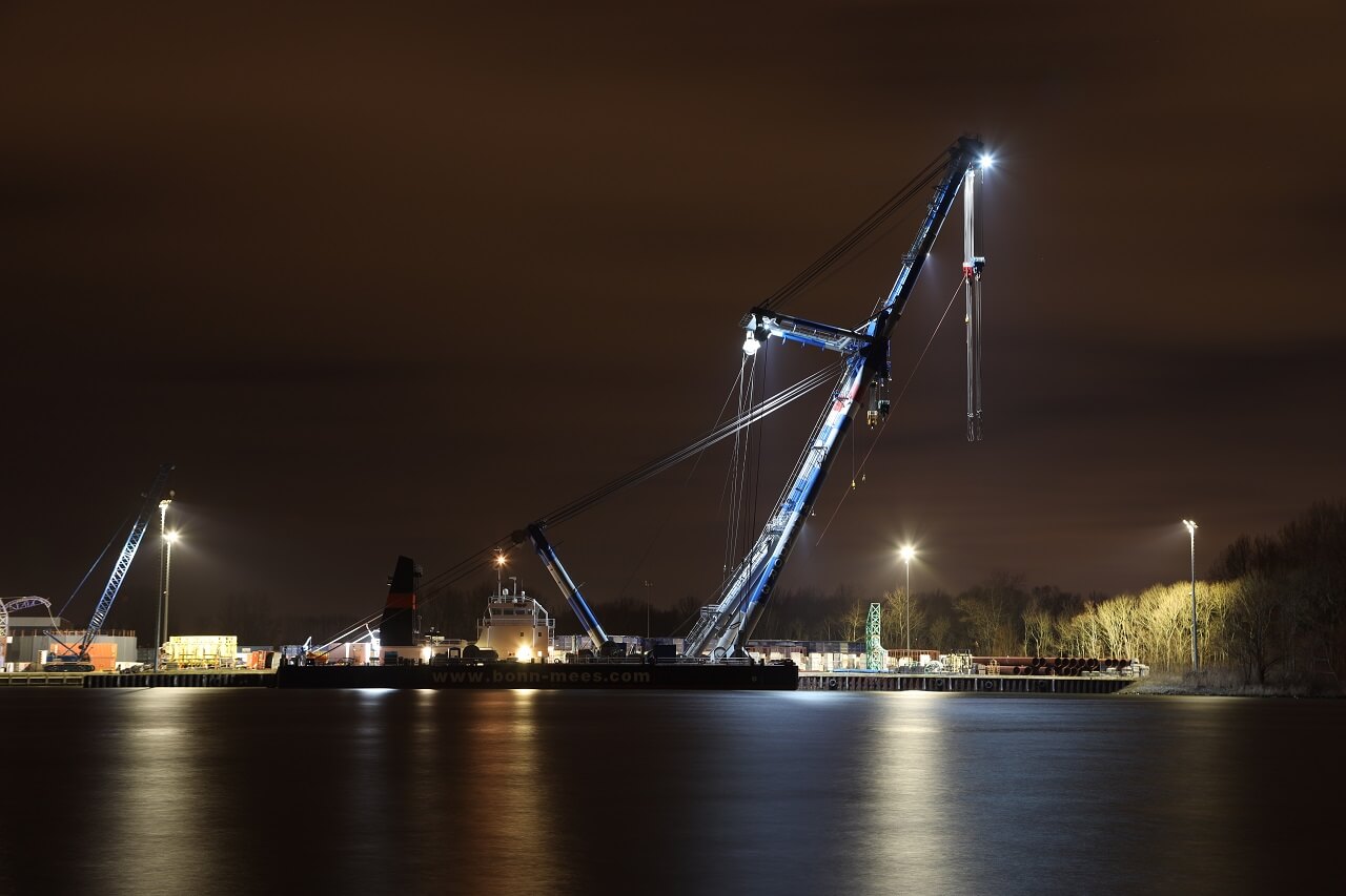 Гусеничный кран ночью