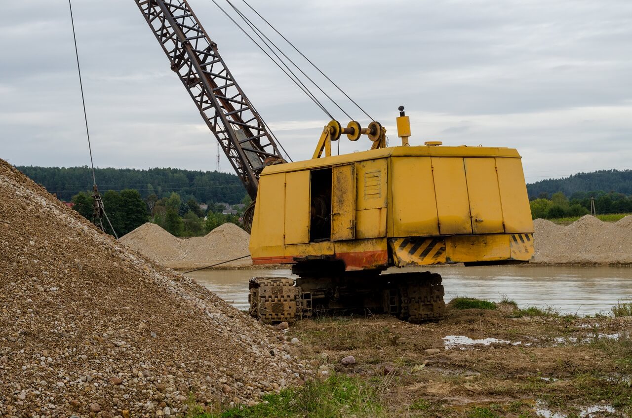 Гусеничный кран у воды